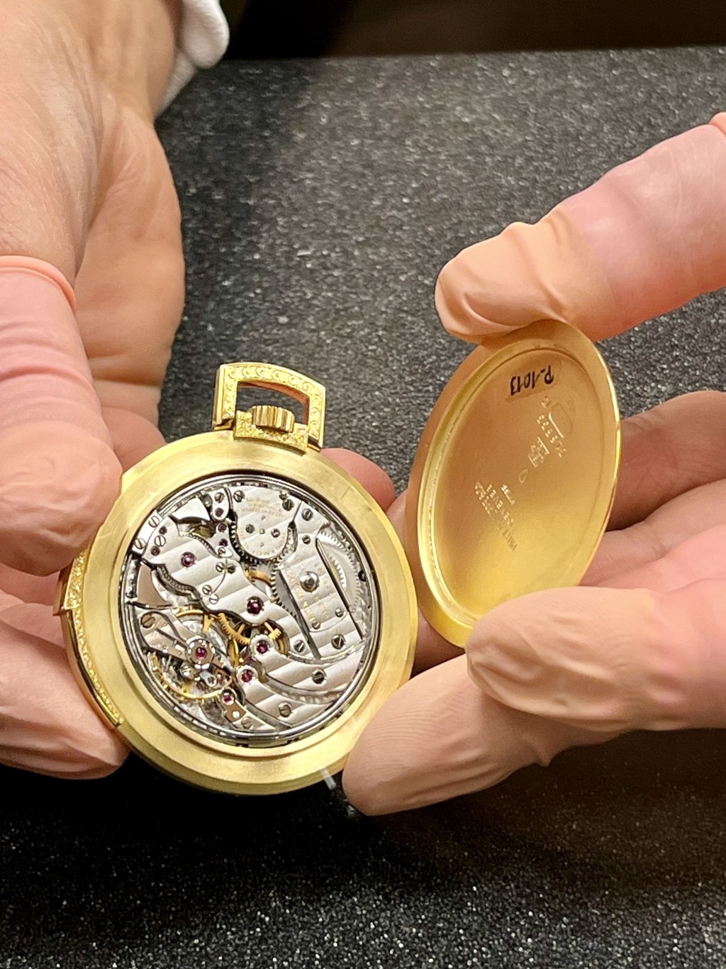 製錶師仍會在這個鐘錶修復工作坊維修腕錶。
