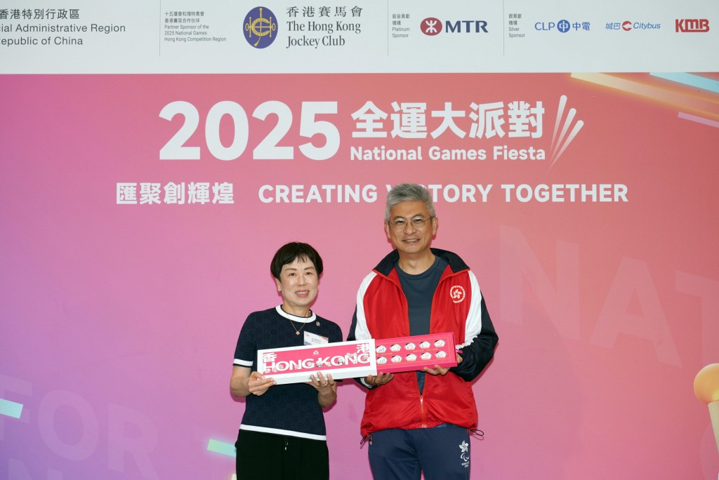 香港賽馬會慈善事務部主管（文化 ; 體育; 社區聯繫協作）葉巧兒（左），獲文體旅局副局長劉震（右）頒贈紀念品，以答謝馬會作為十五運會及殘特奧會香港賽區唯一「合作伙伴」機構的支持。