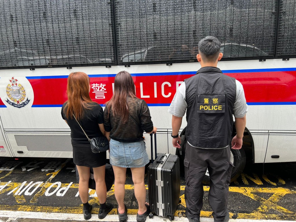 拘捕兩名分別為40及48歲的內地女子,涉嫌「為不道德目的而唆使他人」及「違反逗留條件」。警方提供 拘捕兩名分別為40及48歲的內地女子,涉嫌「為不道德目的而唆使他人」及「違反逗留條件」。警方提供