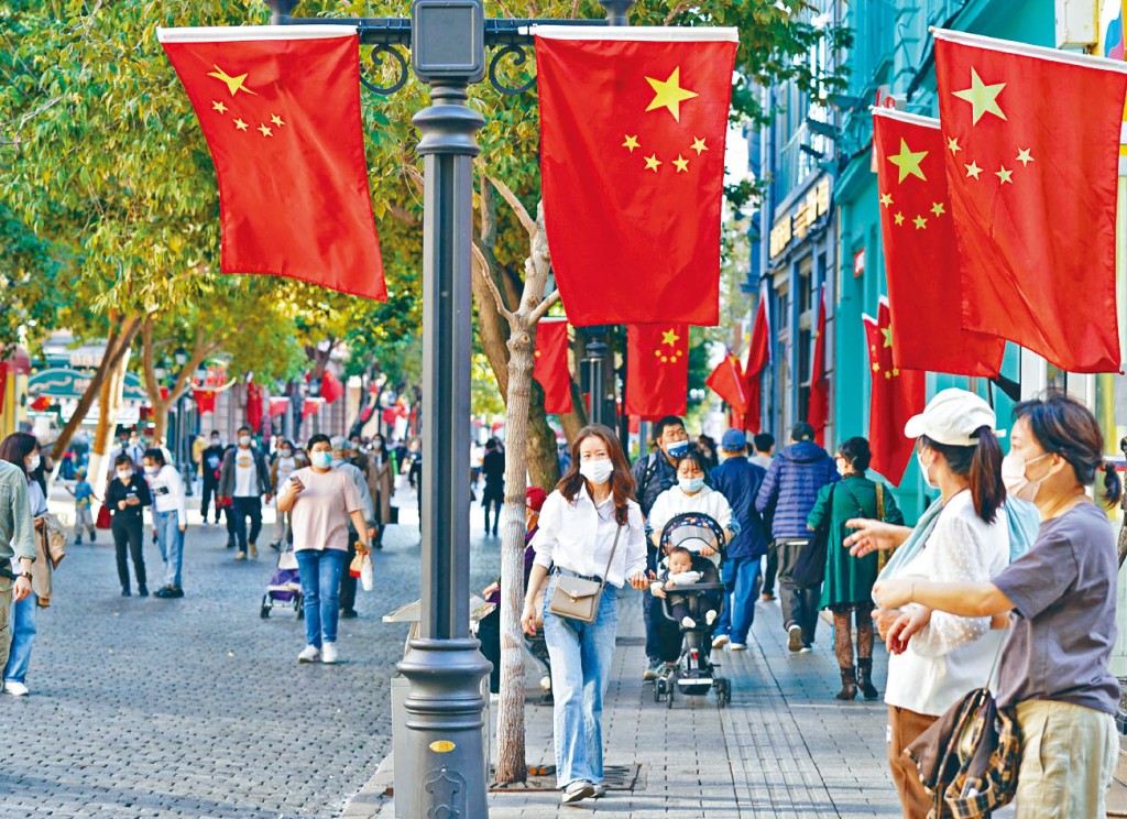 國慶節臨近，黑龍江哈爾濱中央大街上懸掛國旗。