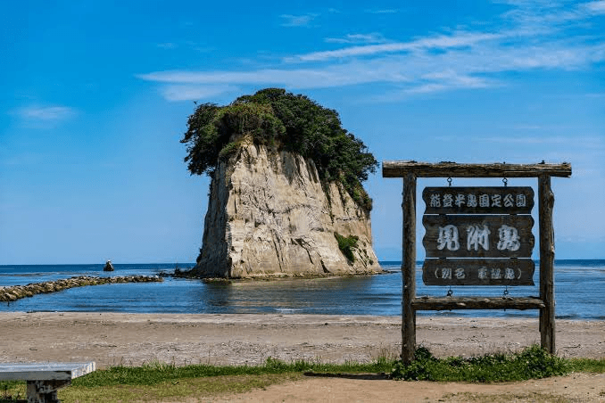 见附岛是位于石川县珠洲市的一个无人岛。因其样子独特，别名军舰岛。twitter