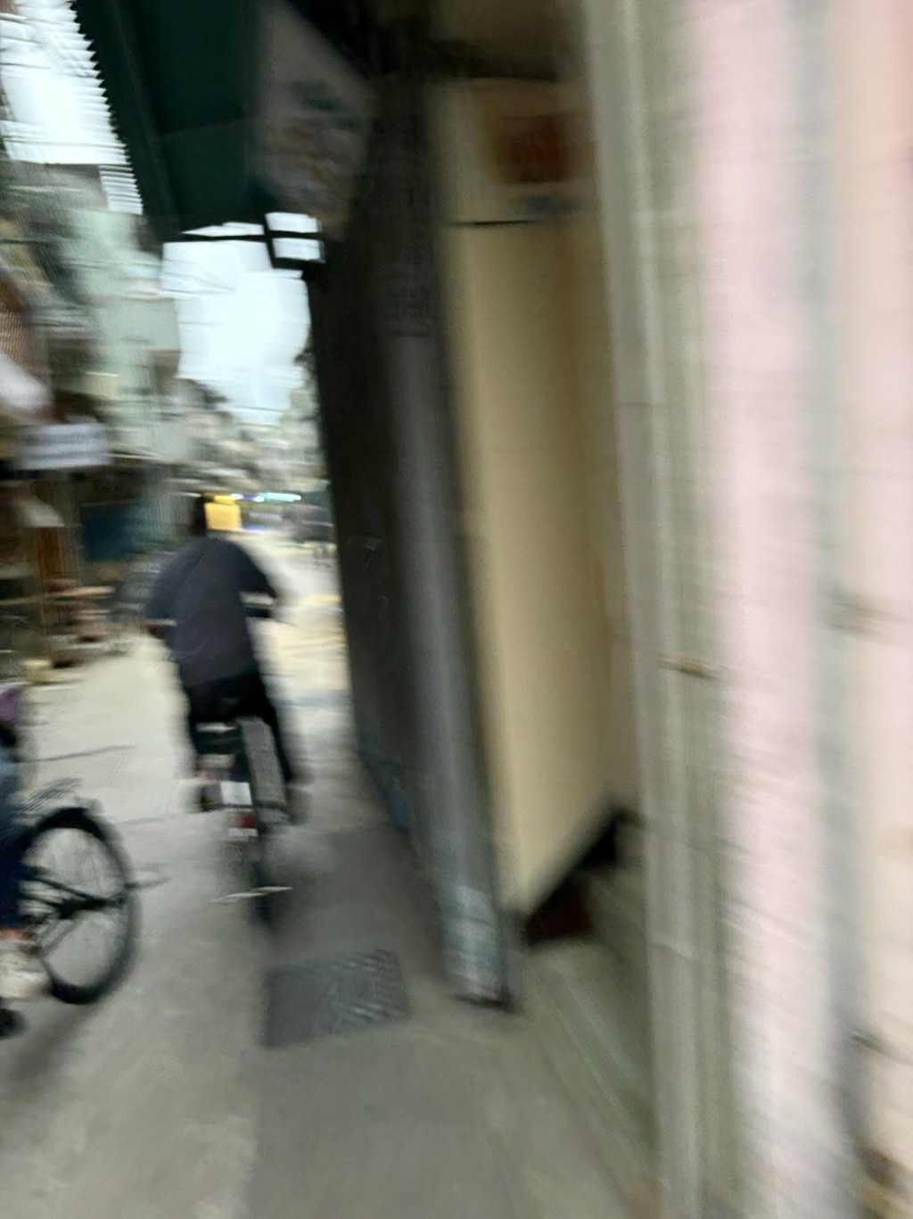 第九及第十張相，鏡頭晃動得更加劇烈，男子已逃至巷弄深處，身影變得越來越小，最終消失在事主的鏡頭前，追捕宣告失敗。（圖片：000headache＠Threads）