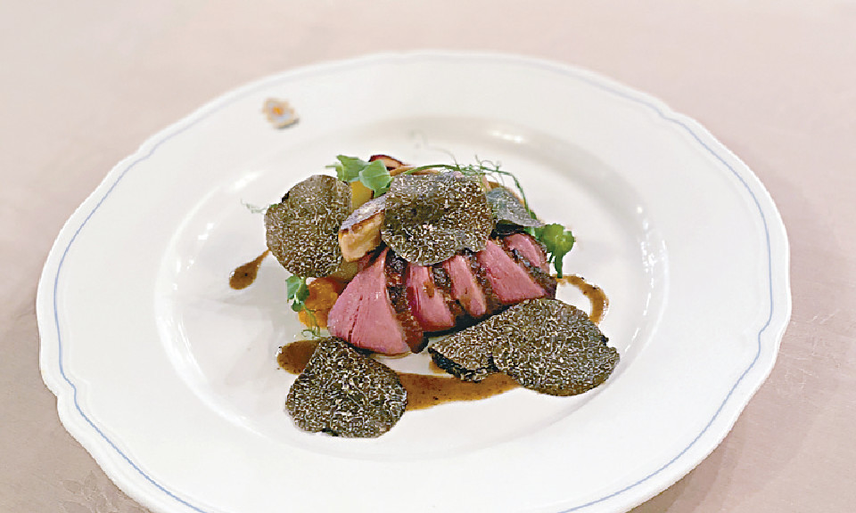 ■鹿儿岛A4和牛柳配澳洲黑松露、鸭肝、香薯及菠菜$798