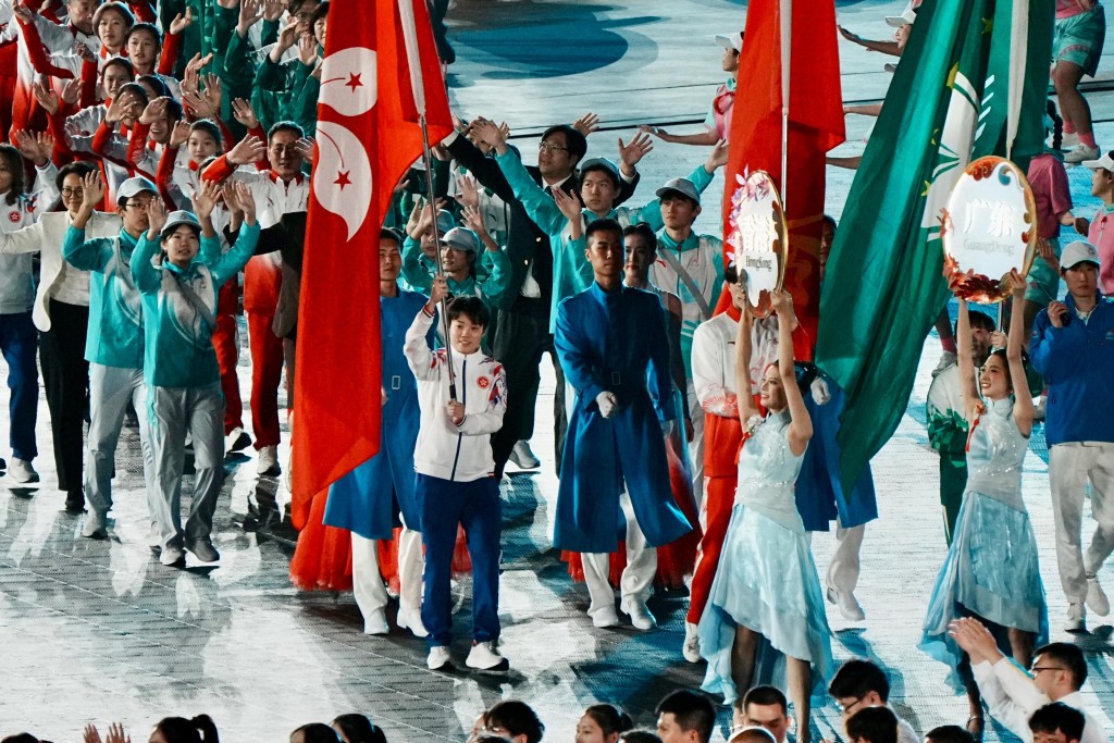 香港乒球一姐杜凱琹（白外套）首次成為閉幕禮持旗手。汪旭峰攝