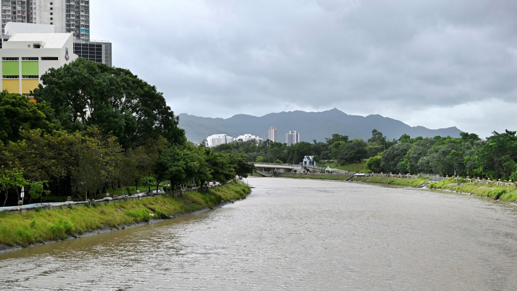 天水圍明渠現可疑油污 涉元朗田夏路非法油站。資料圖片