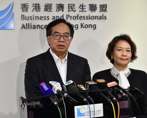 卢伟国（左）指竞选过程中经民联面对黑色恐怖。