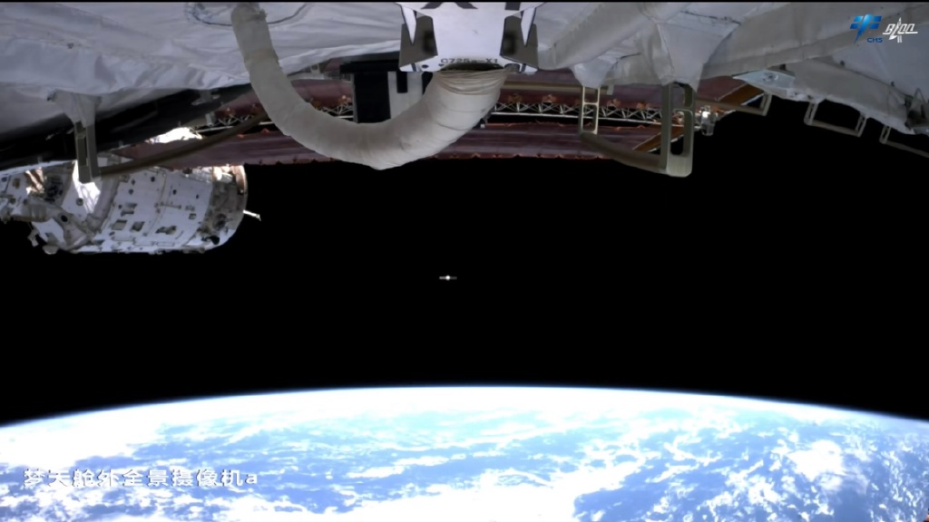 圖中間小白點，就是靠近太空站的「天舟六號」。
