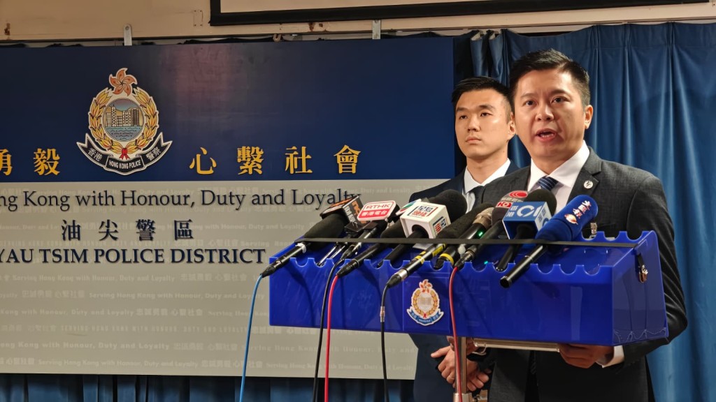 油尖警区刑事总督察陈炽华(右)及重案组第二队主管高级督察曾智皓(左)交代案情。 油尖警区刑事总督察陈炽华(右)及重案组第二队主管高级督察曾智皓(左)交代案情。