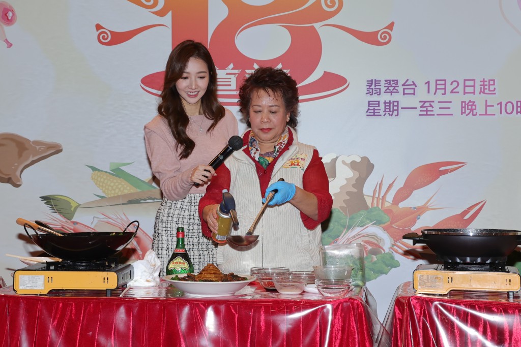 何伊婷與蕭秀香（三姐）合作炮製「火焰好市發財寶塔肉」，但伊婷幾乎全程只是幫手遞咪。