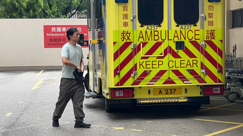 工友陪同傷者送院。 工友陪同傷者送院。