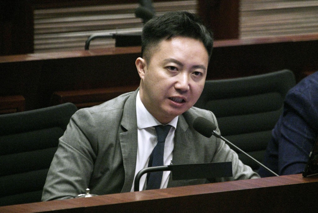 李梓敬一度按制發言,但稱自己「撳錯掣」。資料圖片 李梓敬一度按制發言,但稱自己「撳錯掣」。資料圖片