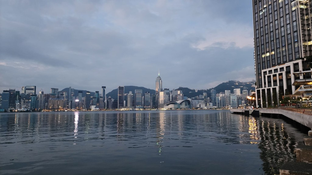 本港地區今日大致多雲，有幾陣驟雨。黎志偉攝