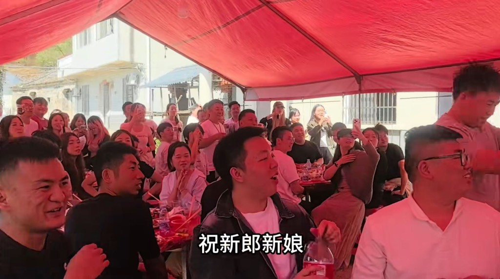 各地网友前来祝贺“戴戴”及其新娘子。