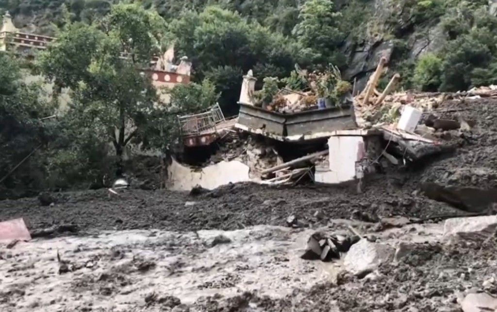 汶川發山洪泥石流災害，當地救援人員進行緊急搜救。網上圖片  ​