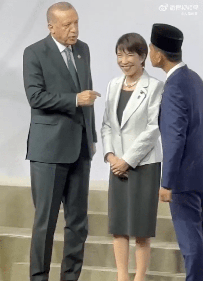 網上流傳影片顯示，高市站在土耳其總統埃爾多安與印尼副總統拉卡之間，兩人正隔着她交談，高市則站在「夾心位」，場面微妙。