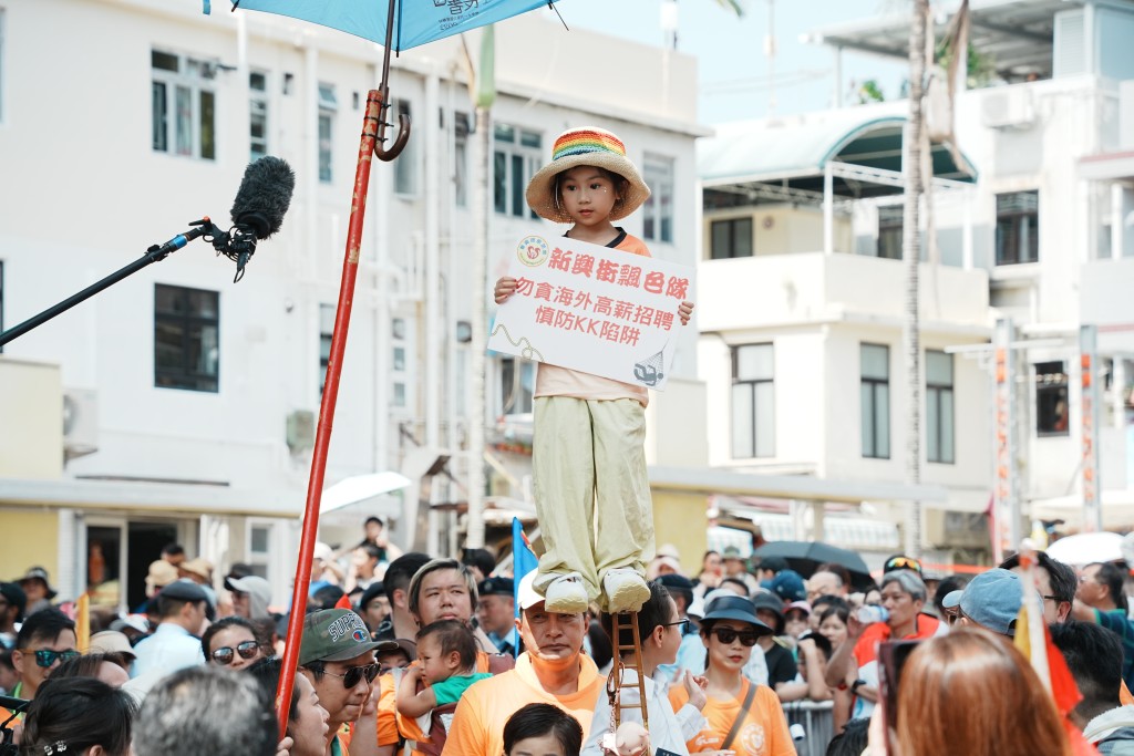 有小孩響應政府當局「提防騙子」的呼籲,提醒勿被海外高薪陷阱所騙。汪旭峰攝 有小孩響應政府當局「提防騙子」的呼籲,提醒勿被海外高薪陷阱所騙。汪旭峰攝