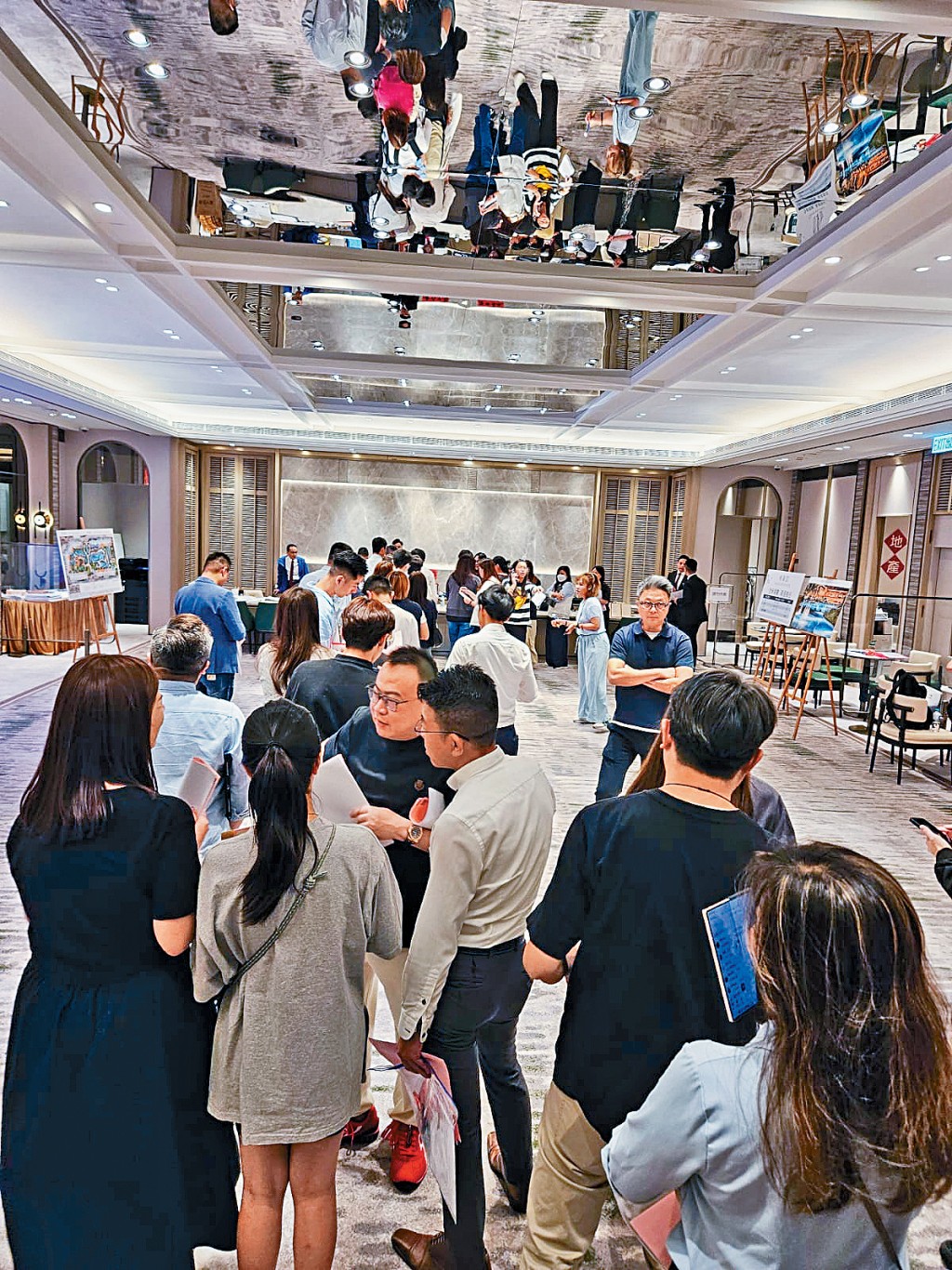 發展商昨日為A組大手客進行購樓意向登記,出現大排長龍情況。