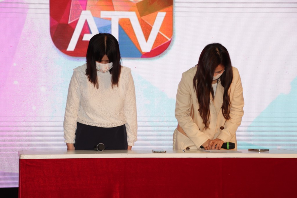 阿儀開記招鞠躬道歉。