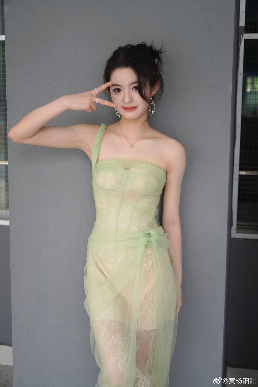 17歲的黃楊鈿甜配戴身價逾200萬人民幣的翡翠耳環,被質疑其消費能力。微博@黃楊鈿甜 17歲的黃楊鈿甜配戴身價逾200萬人民幣的翡翠耳環,被質疑其消費能力。微博@黃楊鈿甜