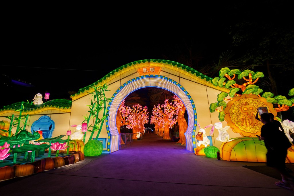海灣花園中秋燈會的「花緣」燈組，瀰漫中國文化色彩。