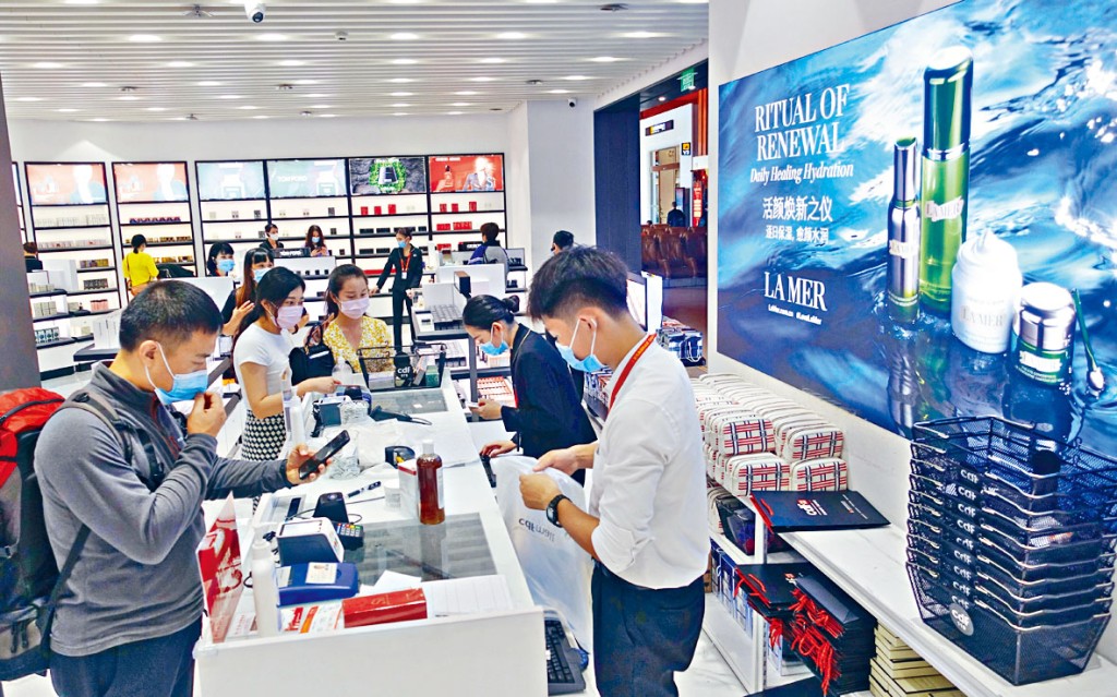 中免集團在海南三亞機場的免稅店。