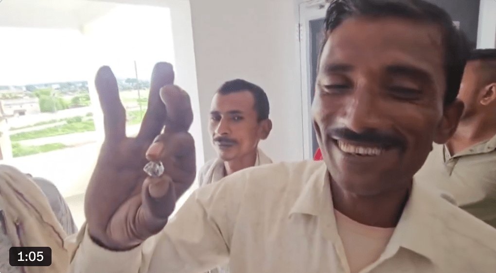 發現鑽石的是阿基萊什・帕爾(Akhilesh Pal)與另外6名勞工。 發現鑽石的是阿基萊什・帕爾(Akhilesh Pal)與另外6名勞工。