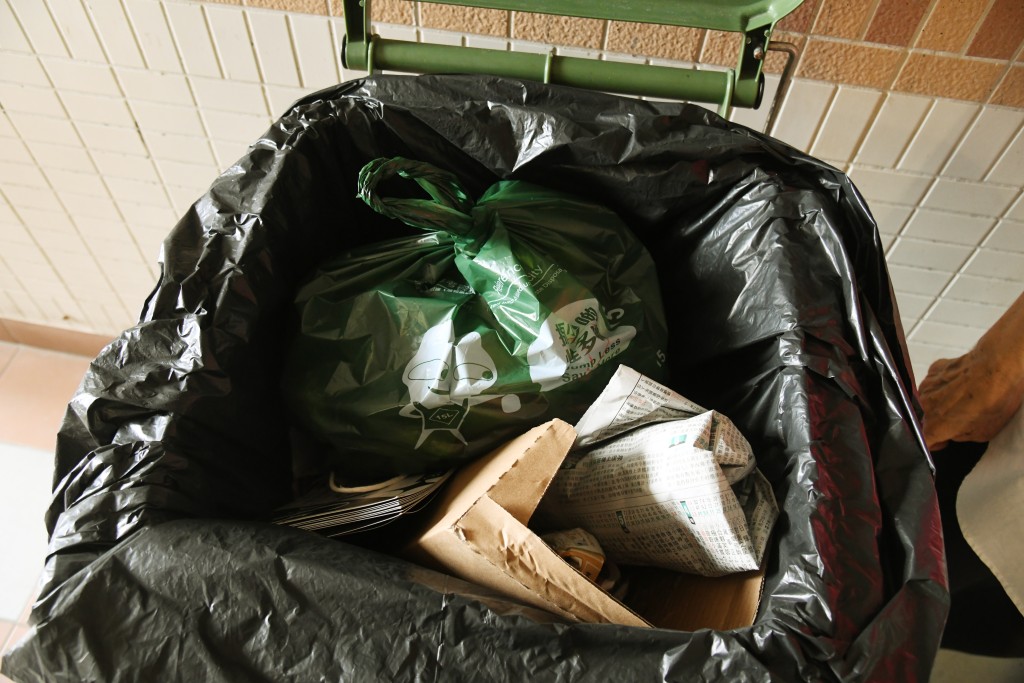由物管公司处理垃圾的大厦和公共屋邨，对于指定袋的使用的结果比较理想。资料图片