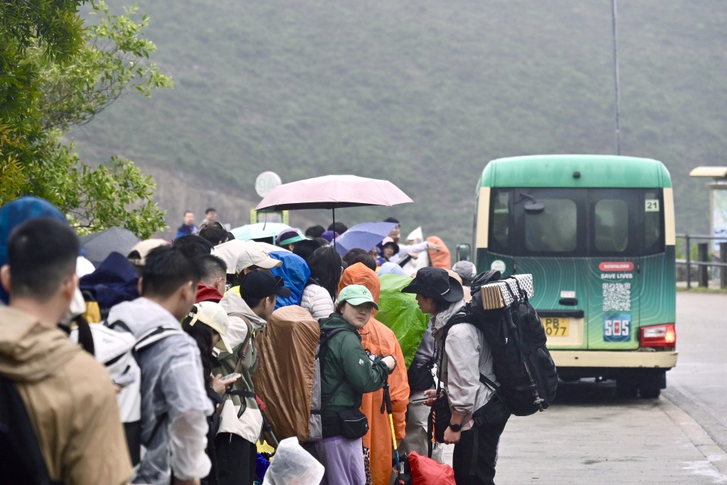 陳國基見記者時表示，截至視察時約有1000名旅客進入東壩一帶。