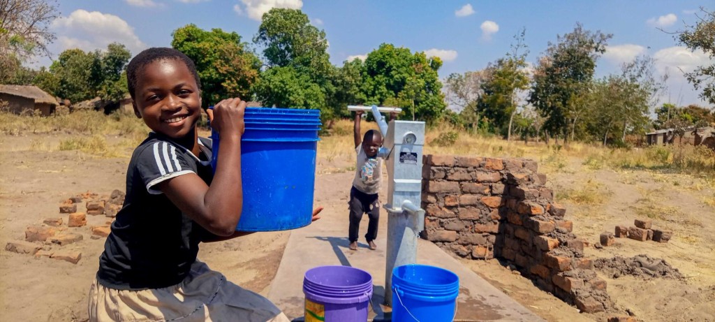 自從宣明會在Madalitso（左）居住的社區內開鑿一口水井後，她的健康和學習情況都有顯著改善。