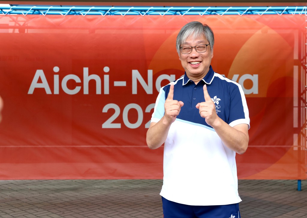 香港亚运队团长黄宝基以11金的手势作总结。徐嘉华摄