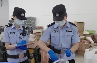 警方檢驗藥物。央視新聞 警方檢驗藥物。央視新聞