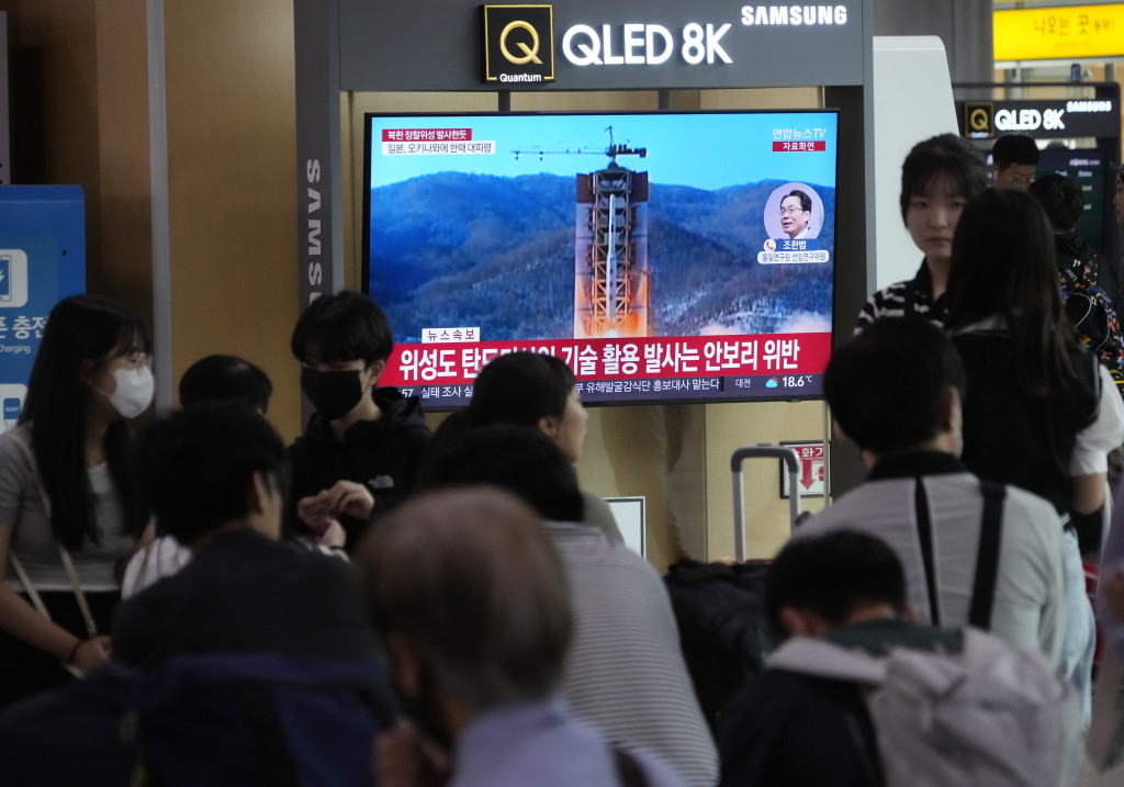 南韓電視屏幕顯示北韓發射火箭的報道。AP