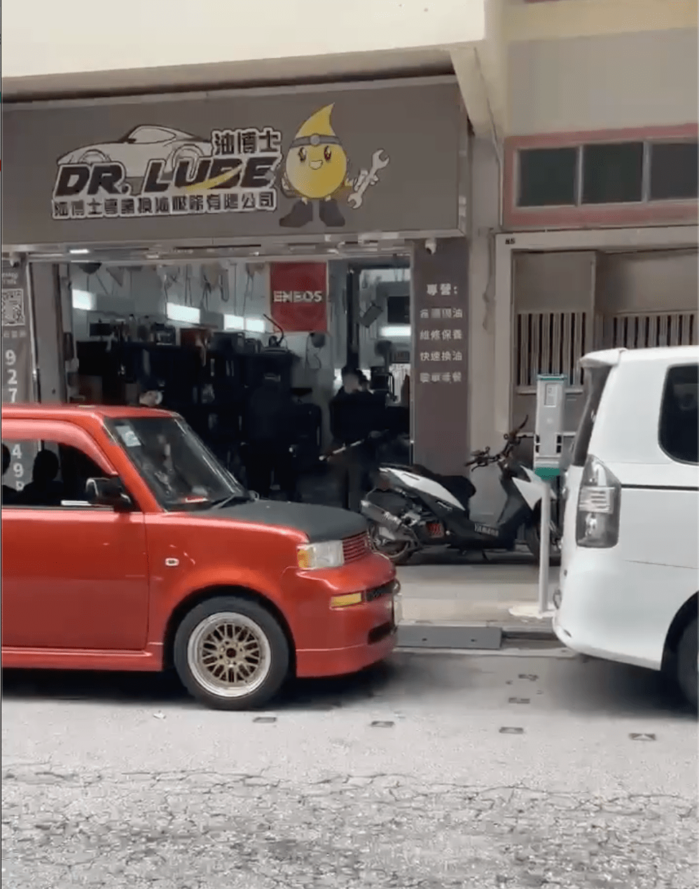 土瓜灣一間車房日前遭多名黑衣男子闖入大肆破壞,車房內一個貨架及一部空氣清新機損毀。FB 車cam L(香港群組)影片截圖 土瓜灣一間車房日前遭多名黑衣男子闖入大肆破壞,車房內一個貨架及一部空氣清新機損毀。FB 車cam L(香港群組)影片截圖