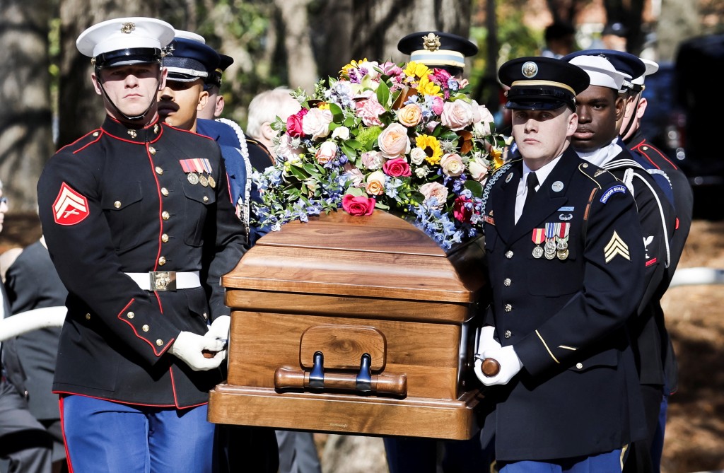 儀仗隊員抬著羅莎琳的棺木。路透社