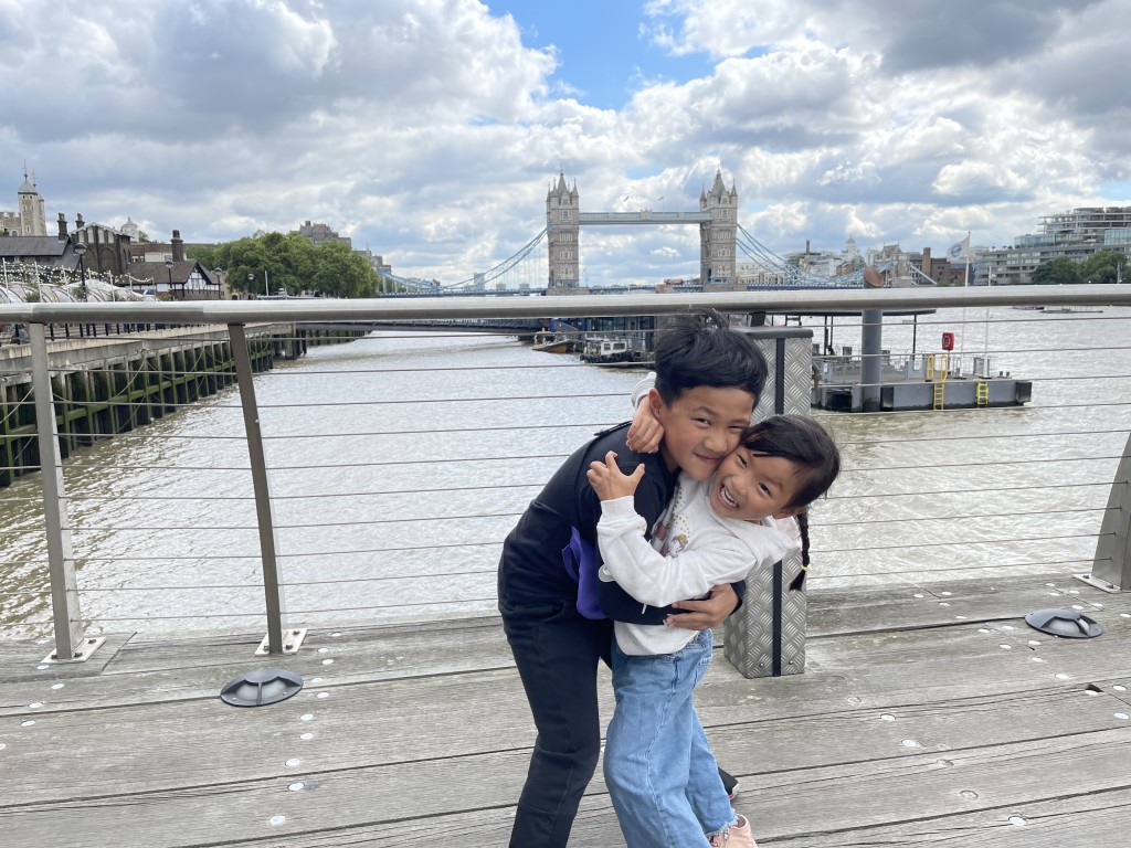 Milton Keynes距倫敦不遠，故Jn一家不時到倫敦逛街。圖為Jn兄妹在倫敦塔橋旁遊覽。