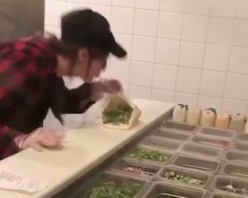 連鎖快餐店Pita Pit事後向雪琳致歉,並開除該名鬧事員工。 網圖