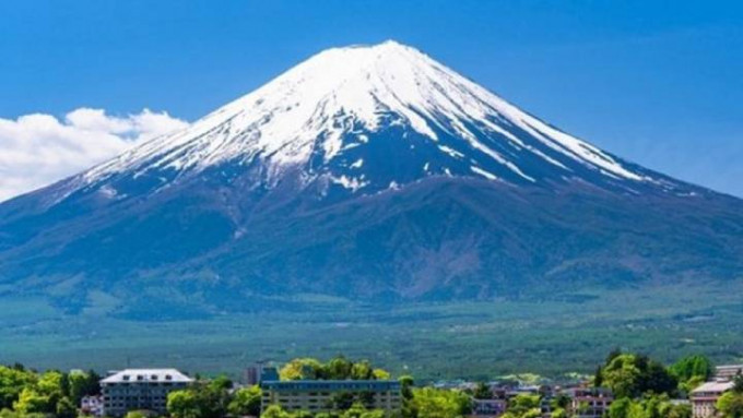 日本富士山封山後，仍有外國遊客違規登山。資料圖片