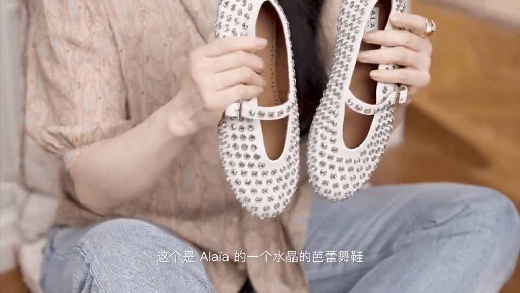 接着，章小蕙介绍一双「美到舍不得穿」的法国品牌Alaïa水晶芭蕾舞鞋，售价为7,500元。