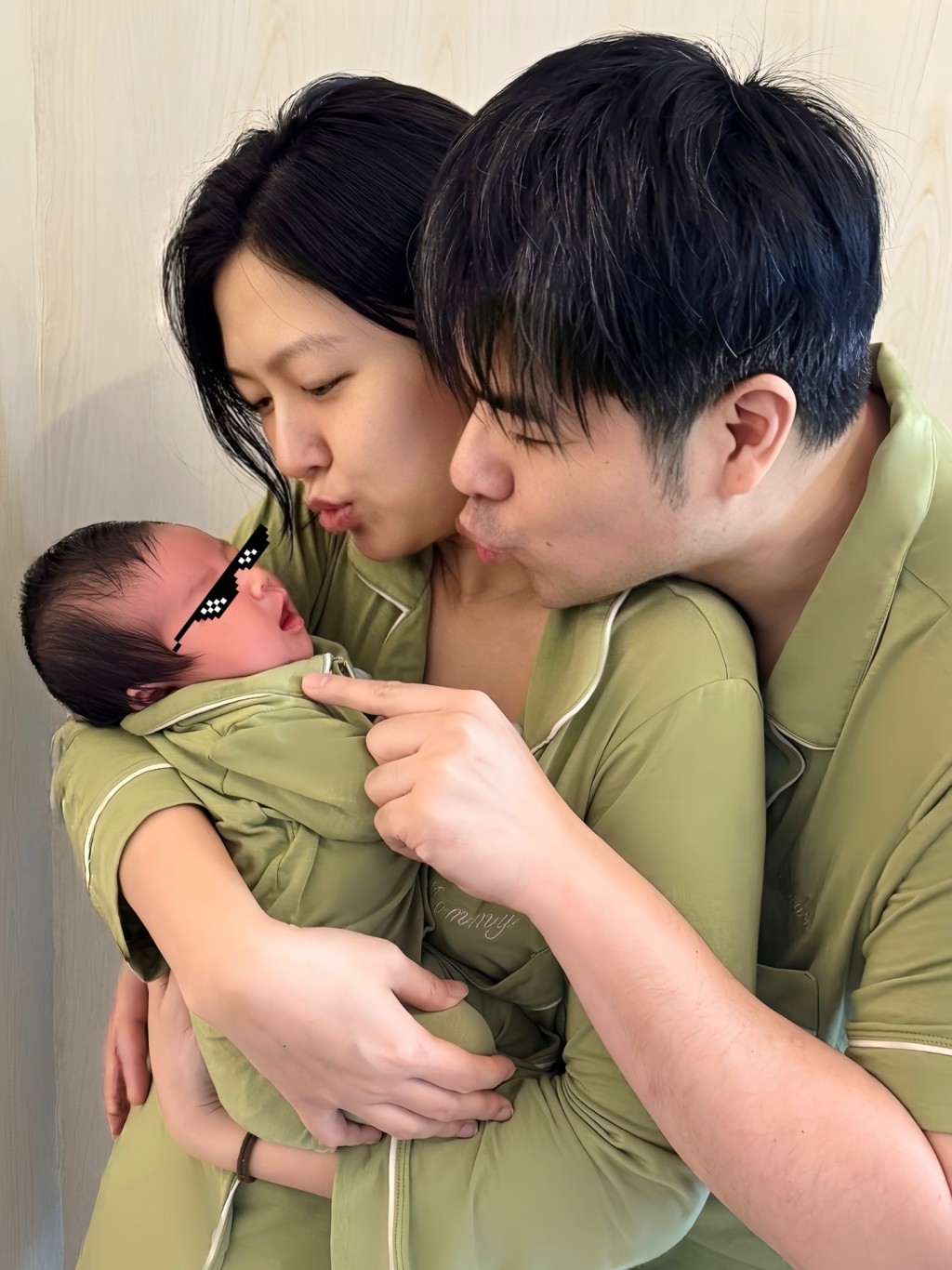 秦沛的長子姜文杰與太太李泳淇（Rain）分別在IG分享一家三口照片。