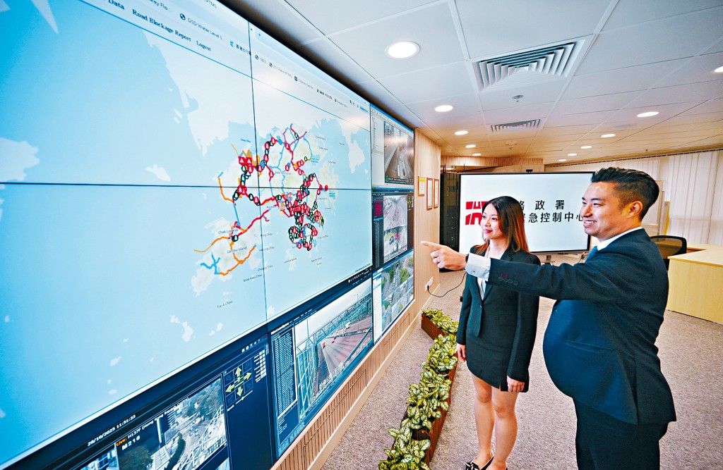 惡劣天氣期間，路政署緊急控制中心全天候運作。左起：路政署維修工程師陳蔚賢、路政署助理署長陳維德。