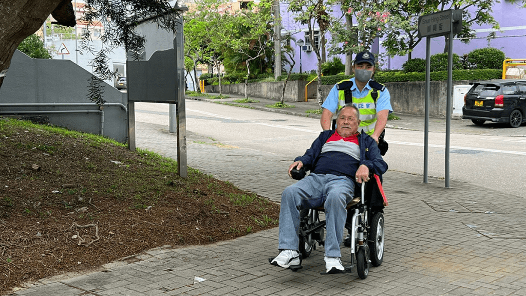 一名輪椅伯伯早前搭錯車誤闖沙頭角禁區,幸獲暖男警察出手協助。
