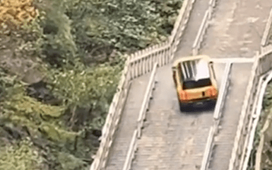 奇瑞汽車在張家界天門山國家森林公園「試車」導致意外。千里眼 奇瑞汽車在張家界天門山國家森林公園「試車」導致意外。千里眼