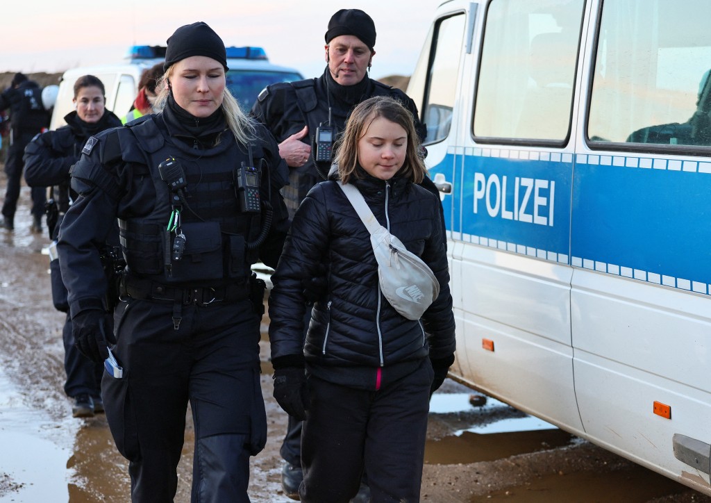 瑞典环保少女通贝里被带上警察的拘留巴士。路透社
