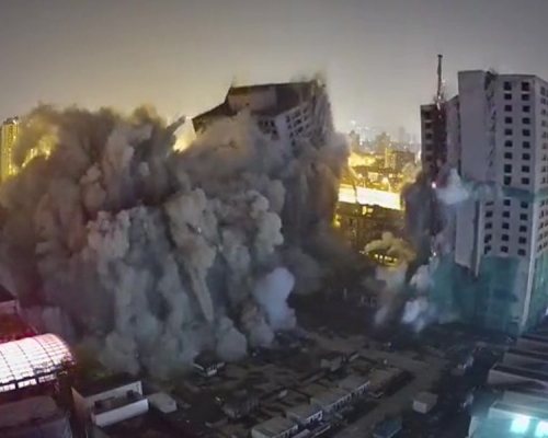 被爆破的建築在近20年間多次易手，是上海最為著名的「爛尾樓」。(網圖)