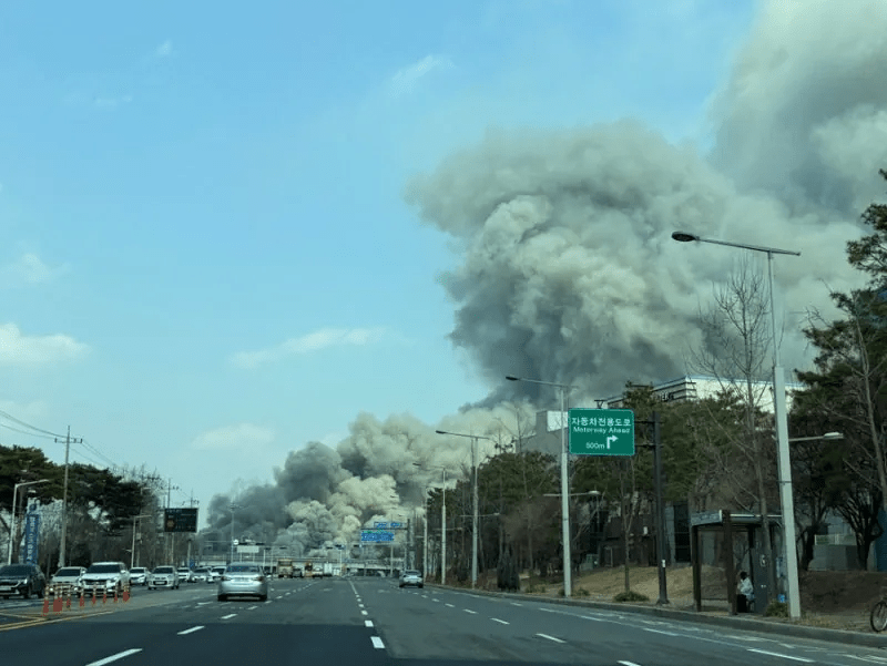 南韓大田市一工廠發生大火，冒出大量濃煙。（X/@64bitcoinkr） 