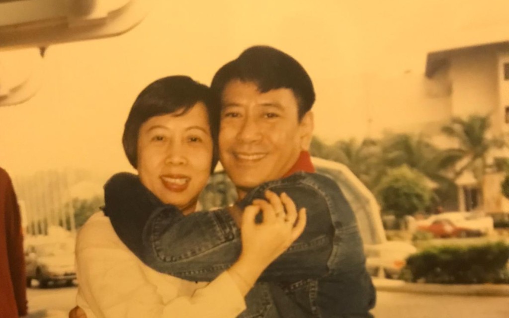 跟羅文去新加坡登台，還為他發新聞稿。