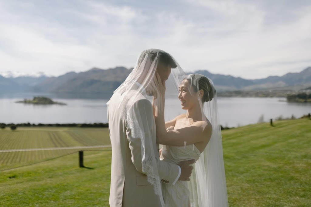 胡定欣的婚照甜到爆。