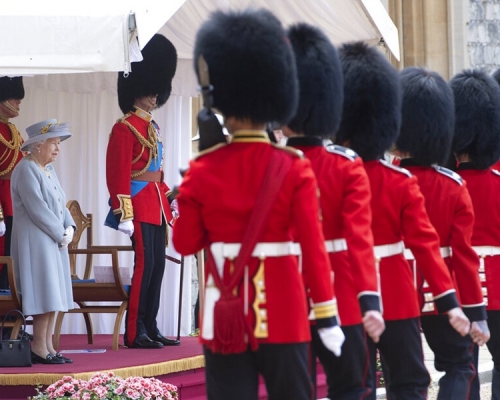 英女皇伊利沙伯二世在溫莎堡主持閱兵，慶祝95歲生日。AP圖