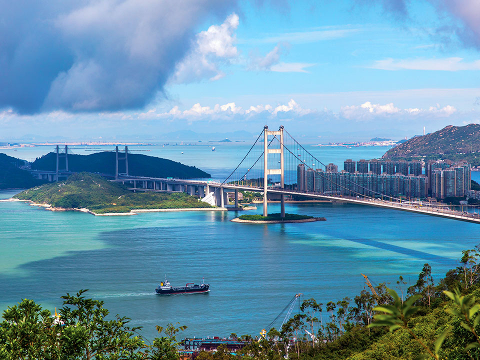 饱览青马大桥、汀九桥、马湾、大屿山、蓝巴勒海峡、货柜船等景色！（图片来源：香港旅游发展局）