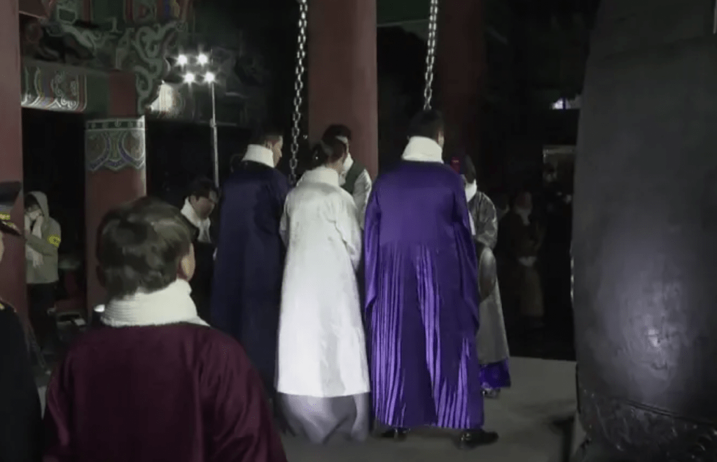 數千名民眾昨夜聚集於普信閣，共同見證午夜時分銅鐘敲響33下的神聖時刻。